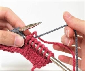 Intarsia knitting at the boundary between two colors.