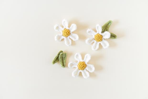 Crochet a Mini Daisy in 10 Minutes with this Free Pattern - Amelia