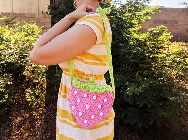 Strawberry Crossbody Phone Bag: Crochet pattern