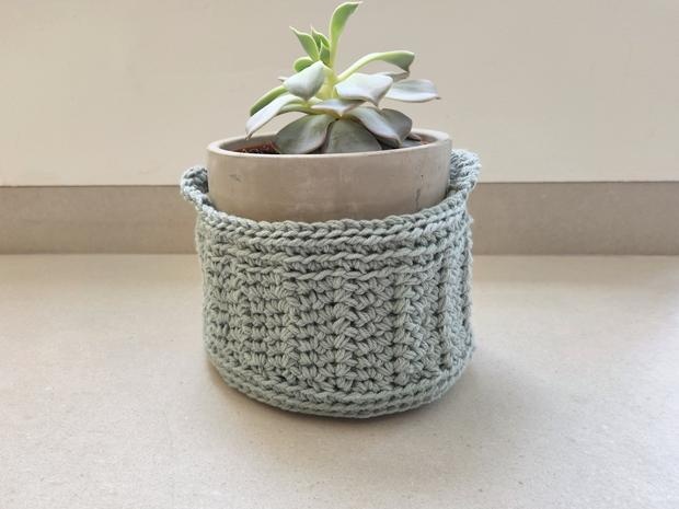 Lobelia Plant Pot Holder Basket - knitting pattern