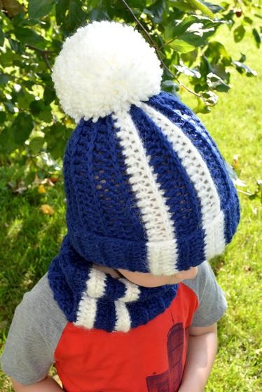 Yarn pompom Royal Blue 100 peices. 1 inch by moonshinecotton