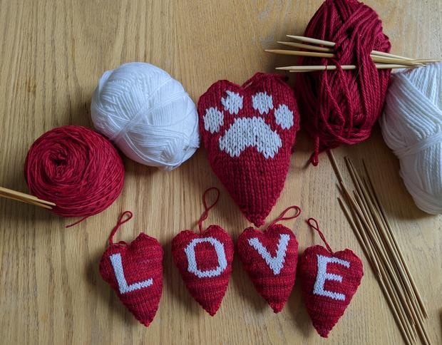 Monogram or Paw Print Gift Heart - knitting pattern