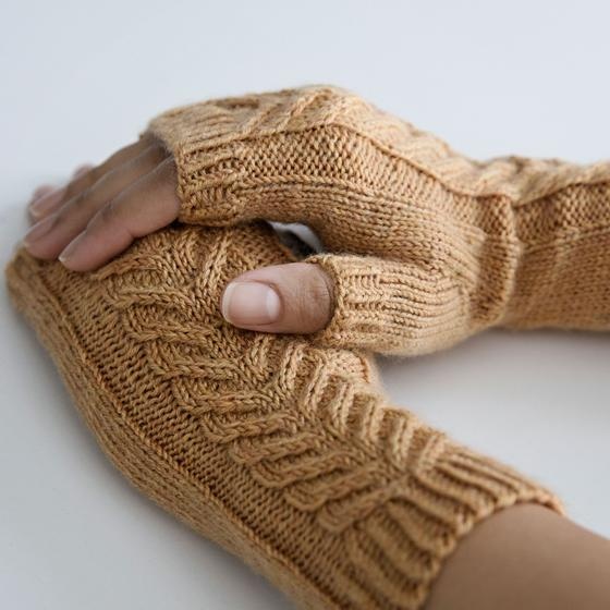 Fine knitted gloves dark heather