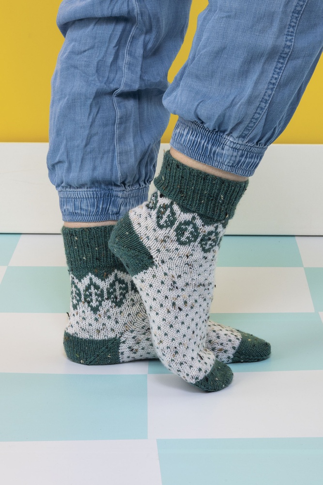 Fallen Leaf Socks - knitting pattern