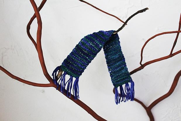 Tiny Holiday Scarf - knitting pattern