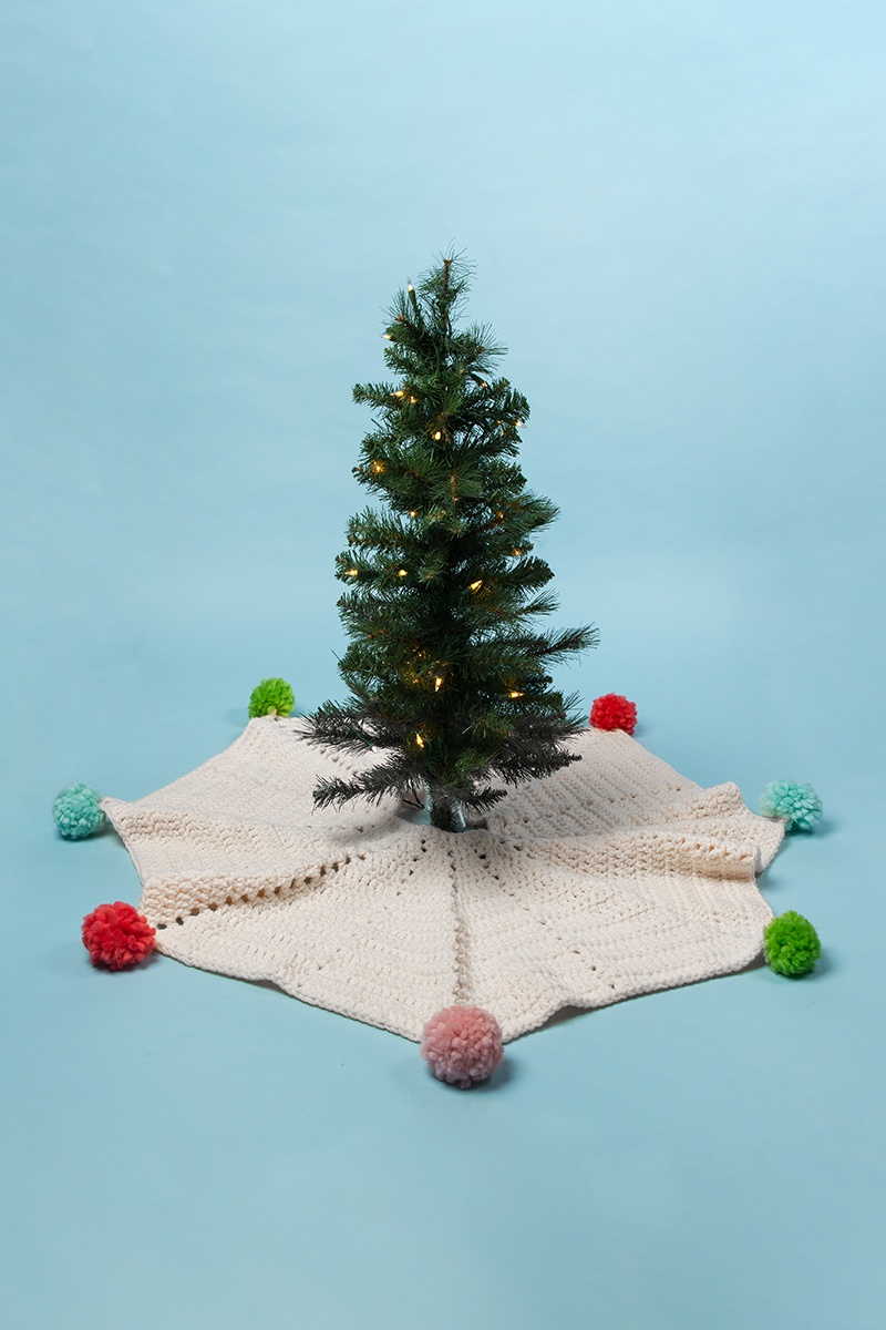 Crochet Granny Square Christmas Tree Skirt ⋆ Vintage Mountain Homestead