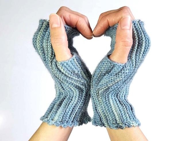 Arm warmers knitting pattern best sale straight needles