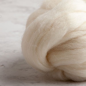 Eco Peruvian Highland Wool Roving Top, 27.5 Microns, Natural White, Un –  Hearts Desire Fiber, Roving Wool