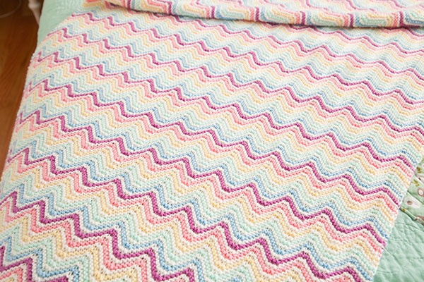 zig zag stripe knitting pattern with chevron stitch in 5 colors.